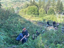 Ветеранам допомагають піднятись на гору