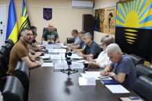 Члени Ради оборони Донецької області слухають доповідачів