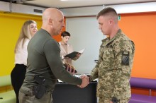 Вадим Філашкін нагороджує бійця 55-ої артилерійської бригади