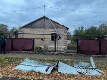 Пошкоджене подвір'я та паркан після ворожого обстрілу
