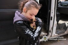 Дівчина біля евакомобіля обіймає іграшку