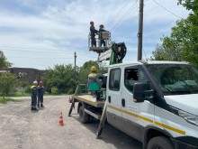 Ремонтна група ДТЕК лагодить електроопори.