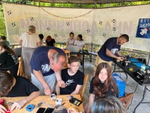 Юні учасники «STEAM-мандрів» виконують практичні завдання з електроніки та конструювання.