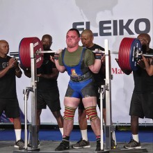 Давид Рубець виконує вправу присідання на чемпіонаті світу з пауерліфтингу серед юніорів