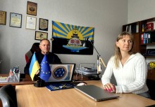 Мицик Володимир Петрович - Начальник управління фізичної культури та спорту. Сидить за столом, позаду прапор Донеччини.