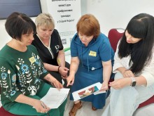 Учасниці тренінгу беруть участь у практичній частині заходу, уважно розглядають та обговорюють тематичні картинки