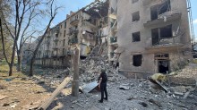 Багатоповерховий будинок, зруйнований посередині обстрілом з боку окупантів.