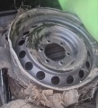 Колесо машини енергетиків, пошкоджене через ворожий обстріл