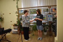 Вихованці та викладачі Донецького обласного центру туризму та краєзнавства учнівської молоді під час проведення виставки "Мистецький дивосвіт"