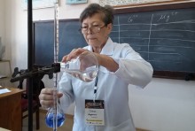 Учителька хімії - Людмила Джос, під час виконання хімічного експерименту