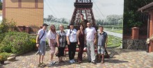 Група учасників заходу з молоддю Донеччини позує для фото на подвір’ї біля декоративної конструкції Ейфелевої вежі на Кіровоградщині.