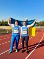 Українські спортсменки тримають прапор України