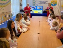 Мешканці Донеччини взяли участь у патріотично-виховному заході «Їх подвиг - у серці народу», де присутні дізнались про історію козацького роду, незламність українців у різні періоди історії, діти вчились цінувати силу волі, цілеспрямованість, грали в інтерактивні конкурси.