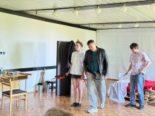 Актори театру та режисер Юрій Одинокий на репетиції вистави "Ніч у Лісабоні"