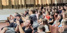 Маленькі глядачі уважно дивляться виставу у глядацькому залі