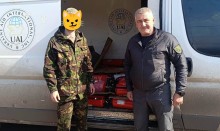 Начальник Сіверської МВА передає військовому обладнання від громади-партнера та благодійників