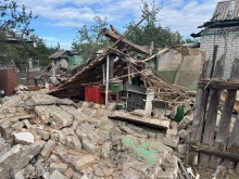 Зруйноване подвір'я після ворожого обстрілу