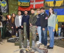Спільне фото. Представники Покровської молодіжної ради та військовий,стоять біля оновлених артефактів для музею сучасної війни.