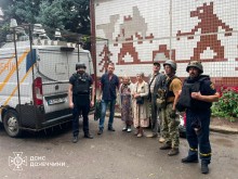 Спільне фото рятувальників та людей, хто зголосився виїхати з небезпечної громади