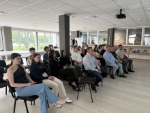Учасники круглого столу в залі засідань. У кадрі близько 26 осіб, серед яких студенти та керівництво університету.