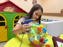 Дівчинка склеює декоративну кульку