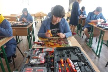 Студент Костянтинівського вищого професійного училища працює у навчальному класі з інструментами