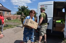 Мешканці Донеччини отримують допомогу від військових та волонтерів