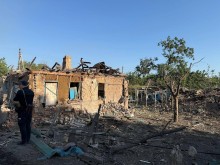 Зруйнована одноповерхова будівля після ворожого обстрілу.