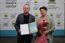 Ігор Бойко вітає з професійним святом чарівну жінку та вручає подяку і букет весняних квітів