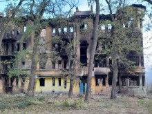 Зруйнована ворожим обстрілом та пожежою будівля