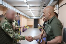 Вадим Філашкін тисне руку спецпризначенцю.