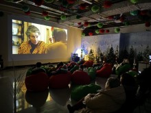 Глядачі на кіносеансі переглядають фільм на великому екрані