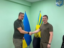 Заступник голови облдержадміністрації Юрій Ключка вітає з призначенням головою Покровської районної державної адміністрації Володимира Колосова. Чоловіки тиснуть руки.