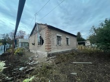Зруйнований ворожим обстрілом будинок