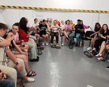 Студенти та викладачі коледжу під час навчання з тактичної медицини відпрацьовують навички накладання турнікетів.