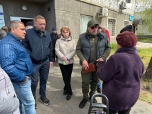 Начльник Часовоярської МВА Сергій Чаус спілкується з переселенцями з Часовоярської громади