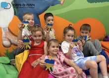 Докільнята римають в руках паперові сердечки