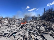 Руїни будівель та пожежа після ворожого обстрілу