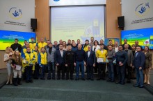 Спортсмени Донеччини та Вадим Філашкін тримають нагороди