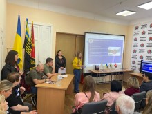 Учасники зустрвчв слухають роз'яснення від фахівців
