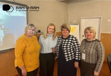 Освітяни Торецької та Канівської громад. Жінки стоять біля лед-екрану