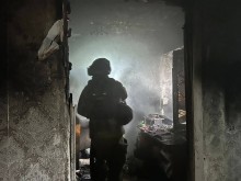 Рятувальник всередині квартири, яка постраждала від пожежі.