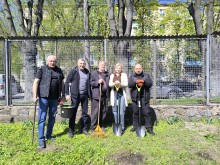 Учасники акції саджають квіти.