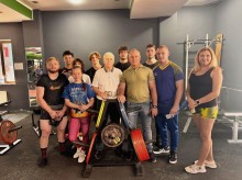 Спільне фото спортсменів з пауерліфтингу та Володимира Мицика у тренажерному залі.