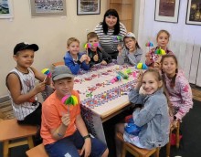 Майстер-клас для дітей "Подарунок для тата. Парасолька для гарного настрою" у Вугледарській громаді. Діти тримають поробки- парасольки