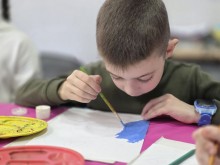 Діти під час творчого заняття гуртка образотворчого мистецтва "Берегиня" Донецького обласного палацу дитячої та юнацької творчості