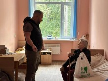 Представник Часовоярської МВА спілкується з мешканкою Будинку ветеранів