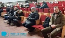 Глядачі у залі, чекають на початок вистави. Дія відбувається у Народному домі Шептицького.