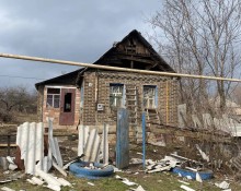 Зруйнований будинок після ворожого обстрілу