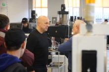 Начальник Донецької обласної військової адміністрації Вадим Філашкін оглядає  виробничі майстерні та обладнання та спілкується з педагогом.